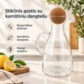 Stiklinis ąsotis su kamštiniu dangteliu, talpa 1600 ml, skaidrus stiklas, tinkamas gėrimams laikyti ir serviruoti.