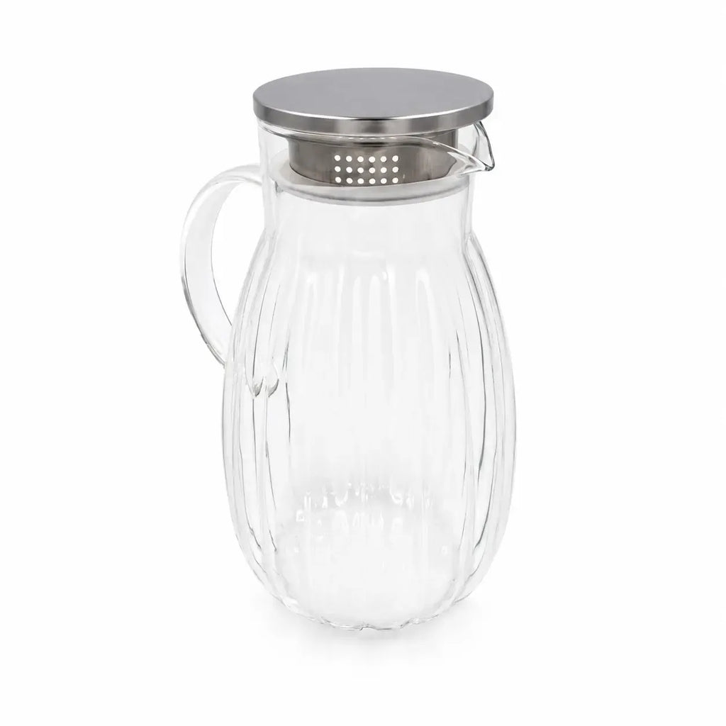 Stiklinis ąsotis su metaliniu dangteliu, talpa 1800 ml, skaidrus stiklas, tinkamas gėrimams laikyti ir serviruoti.