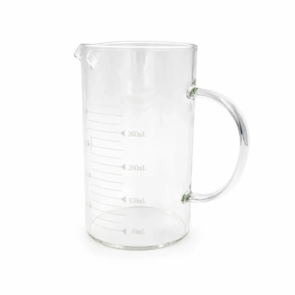 Stiklinis matavimo ąsotis 500 ml, aiškiai pažymėtas matavimo žymėmis, tinkamas skysčių matavimui ir maišymui.