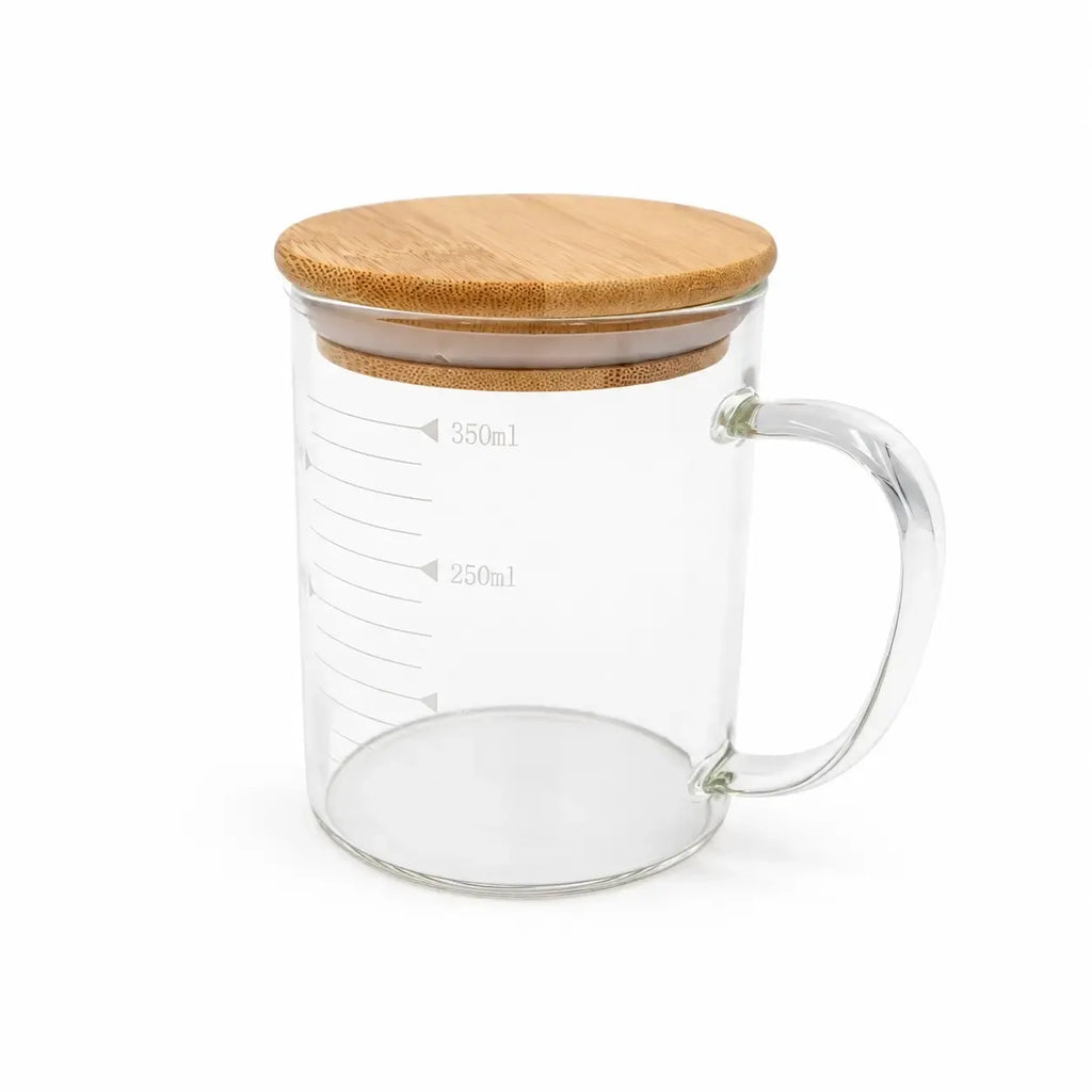 Stiklinis puodelis su bambukiniu dangteliu ir matavimo skale, 250 ml, skaidrus, su rankena ir matavimo ženklai.