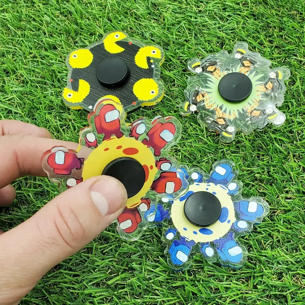 3D fidget suktukas, sidabro spalvos, su trijų ratų dizainu ir mažais iškiliais elementais, skirtas streso mažinimui.