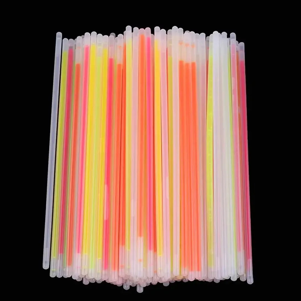 Šviečiančios neoninės apyrankės, 50 vnt., įvairių spalvų ir dizainų, skirta šventėms ir renginiams.