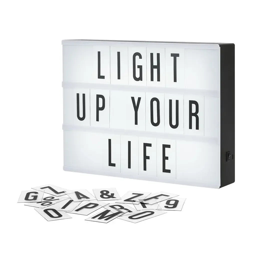 Šviečianti LED lenta su spalvotomis raidėmis, matmenys 30 × 22 cm, ryškiai apšviesta, puikiai tinka dekoracijoms ir pramogoms.