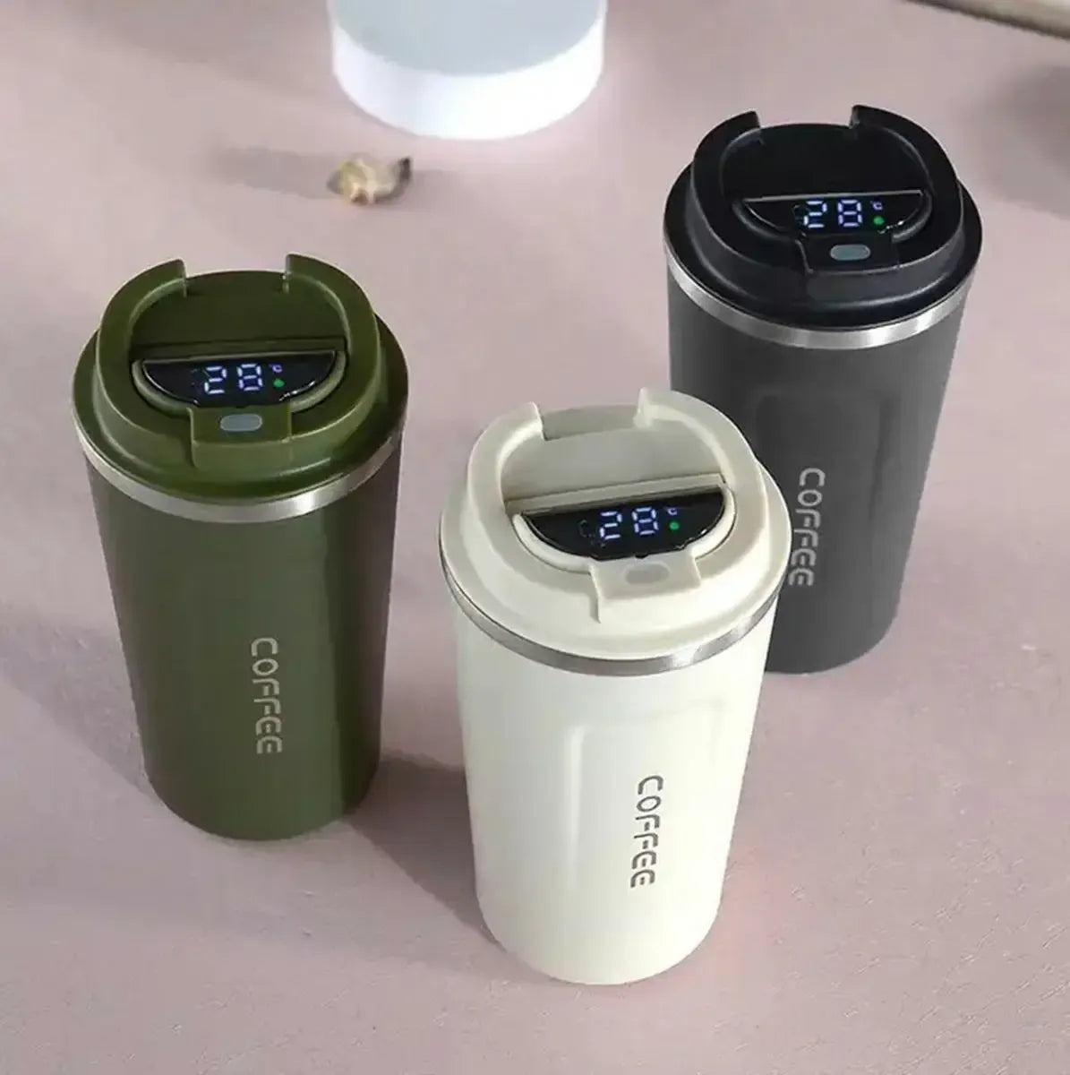 Terminis puodelis su skaitmeniniu temperatūros ekranu, 510 ml, juodas su matiniu paviršiumi, patogus ir modernus gėrimų indas