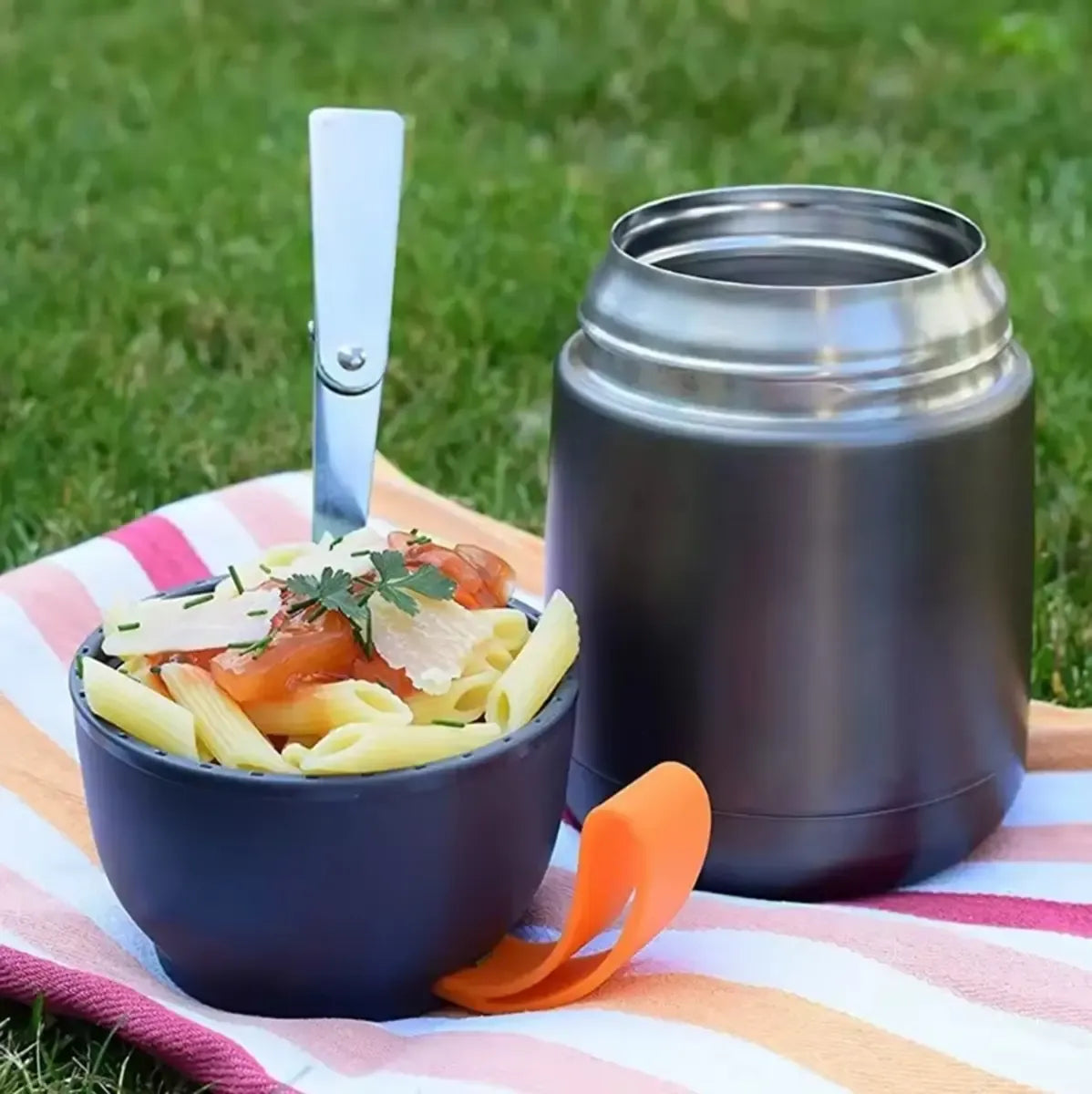 Termosas pietums 650 ml su šaukštu, nerūdijančio plieno, su sandariu dangčiu ir patogiu laikikliu, tinkamas maistui vežtis.