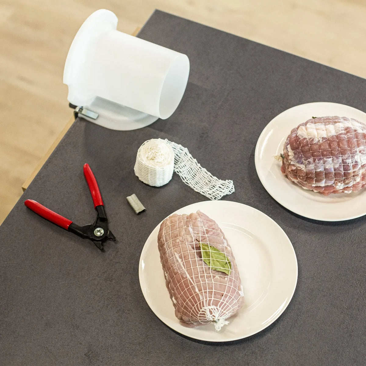 Tinklo aplikatorius mėsai ir sūriui, plonas ir lankstus, naudojamas maisto produktų apdailai ir dekoravimui.