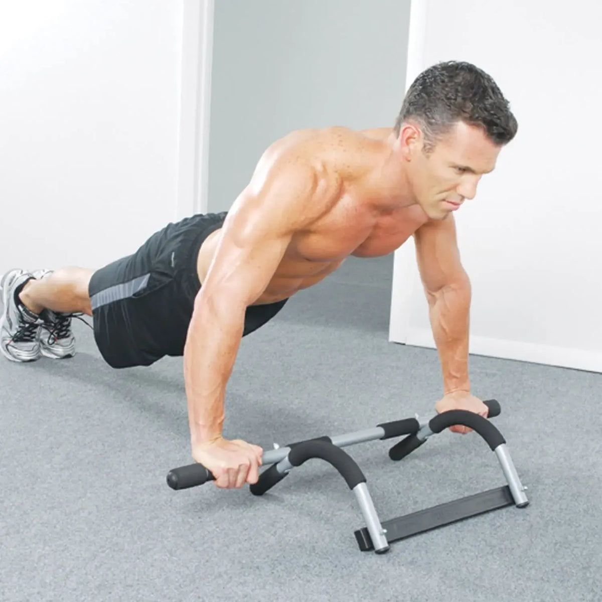 Daugiafunkcis skersinis IRON GYM treniruoklis namų sportui, su rankenomis ir skersiniu baro tvirtinimu.
