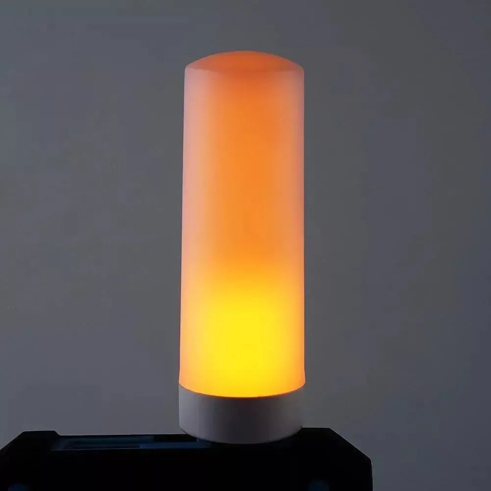 USB liepsnos imitacijos LED lemputė, šviečianti raudonai ir oranžiai, su ugnies efektu, skirta dekoratyviniam apšvietimui.