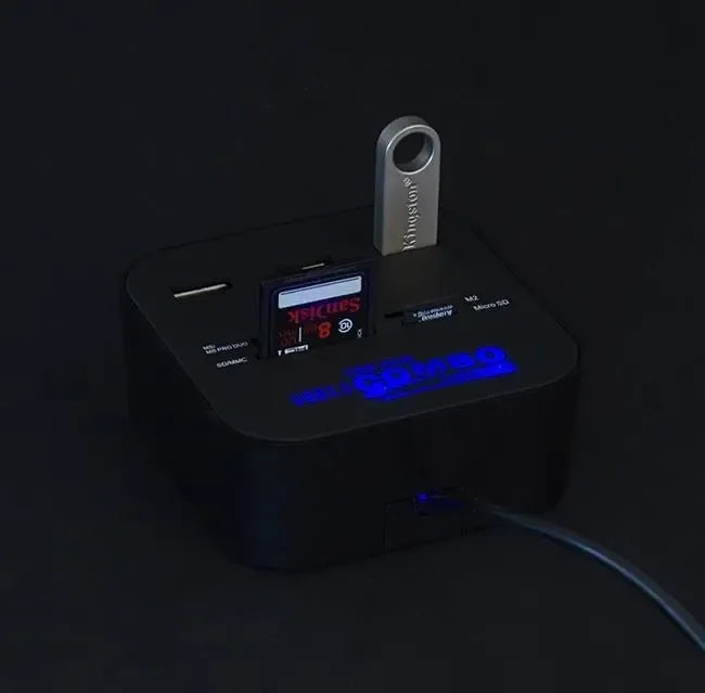 USB šakotuvas su kortelių skaitytuvu, 3 prievadų HUB, kompiuterių ir įrenginių jungtis, patogus ir universalus.