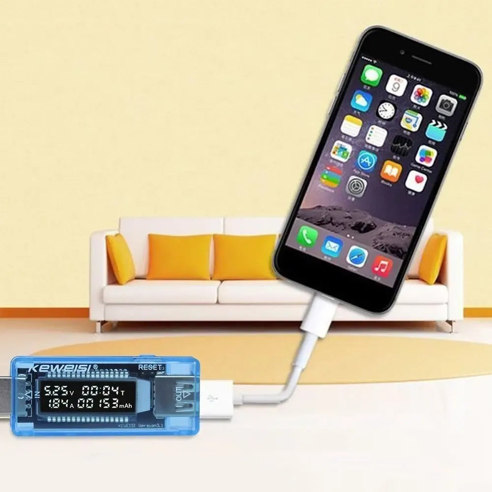 USB testeris TR1487 įtampos ir srovės matuoklis, rodantis skaitmeninius duomenis iš USB jungties.