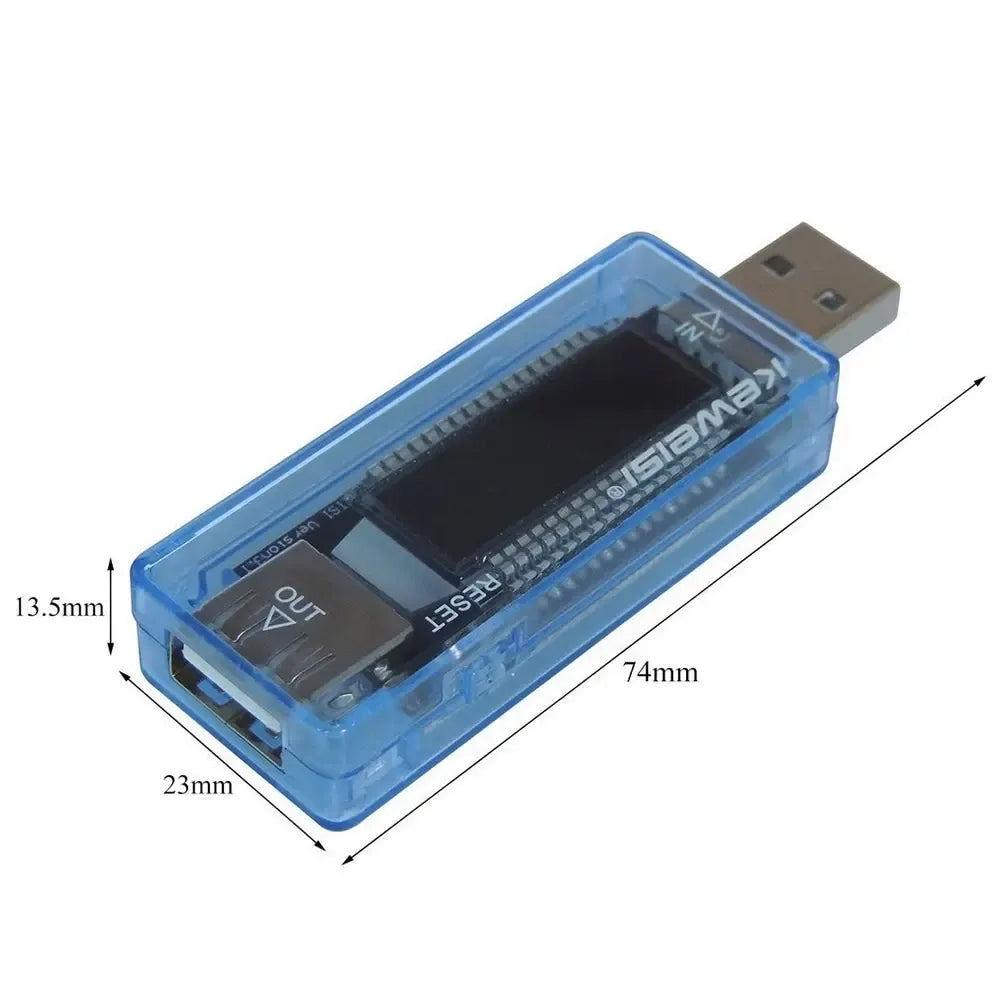 USB testeris TR1487 – įtampos ir srovės matuoklis, rodo ekraną su matavimo rezultatais ir USB jungtis.