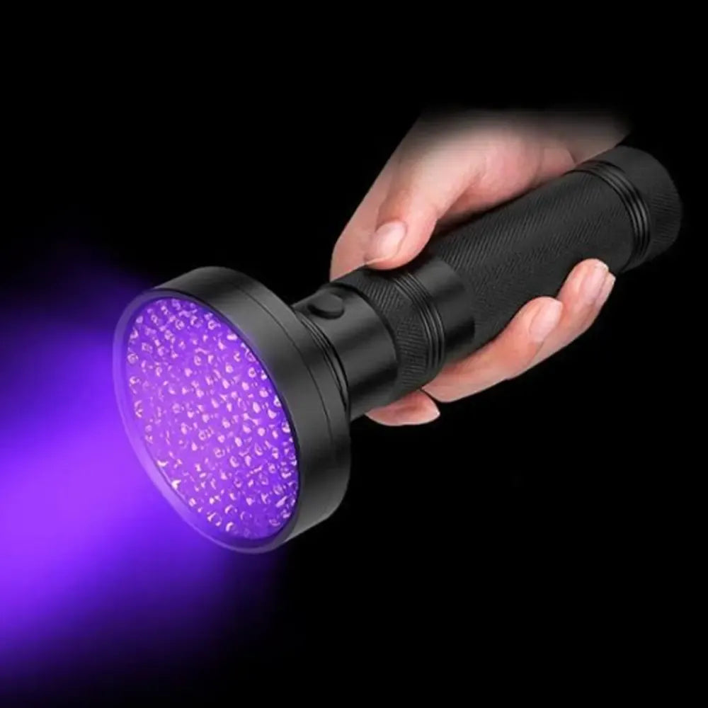 Ultravioletinis XLINE 100 LED prožektorius su stipria UV šviesa, skirtas specialiems matavimams ir patikrinimams.