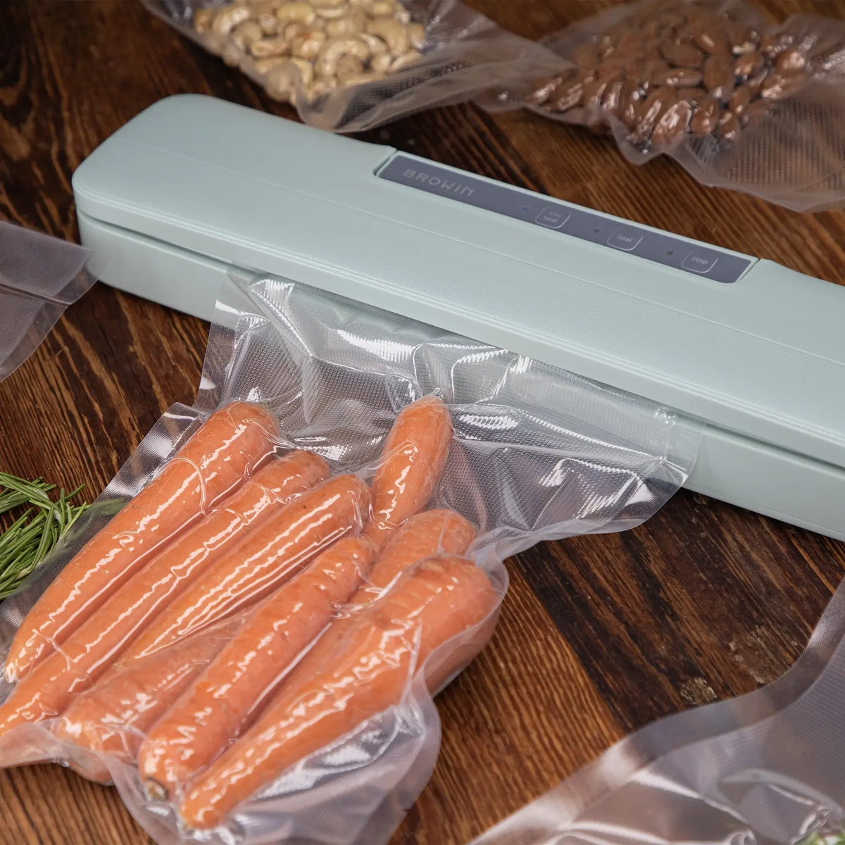 Vakuumavimo aparatas maisto produktams su rankena ir kontrolės mygtukais, skirtas šviežių ir užšaldytų produktų pakuotei