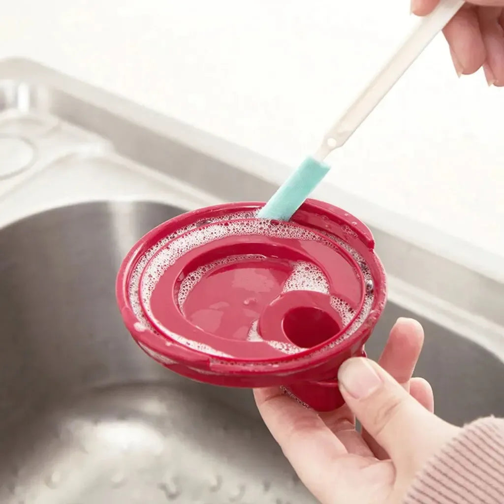 Trijų valymo šepetėlių rinkinys, įvairių dydžių, su plastikiniu rankena, tinkamas namų valymui.