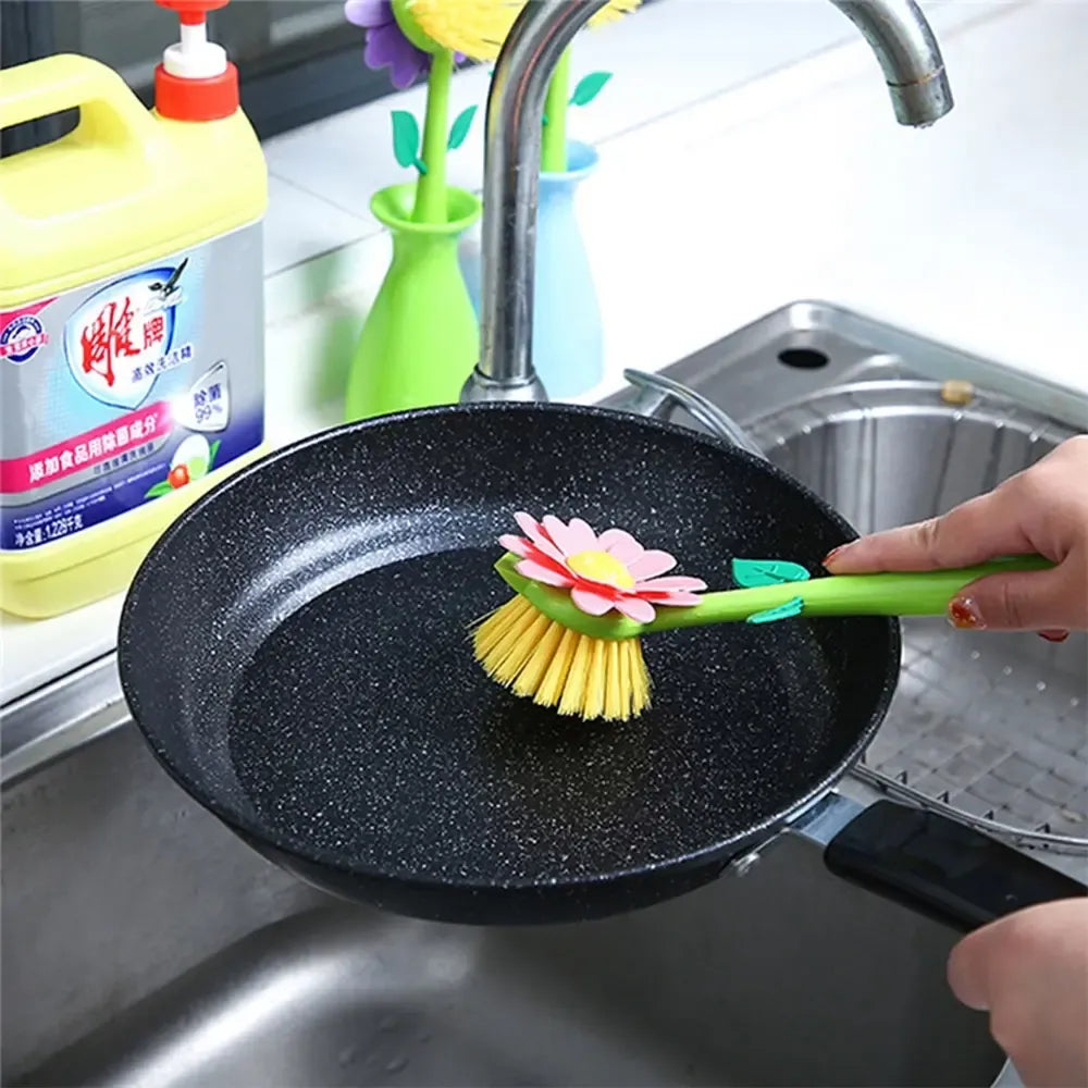Universalus virtuvės šepetėlis su stovu, plastikinis su šepetėlio šereliais ir patogiu laikikliu virtuvės indams.