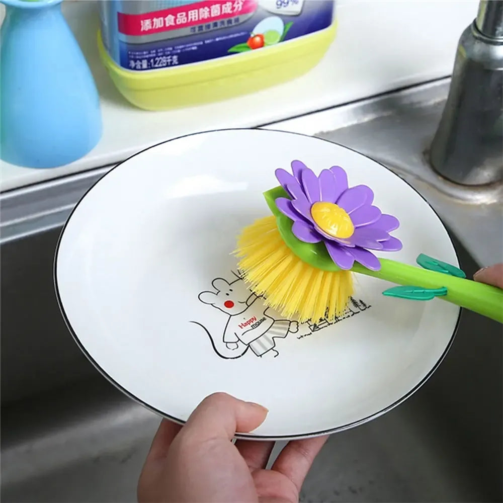 Universalus virtuvės šepetėlis su stovu, plastikinis virtuvės įrankis valymui, baltos ir mėlynos spalvos dizainas.