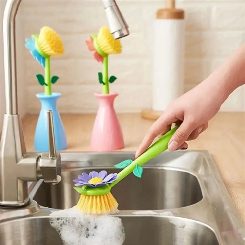 Universalus virtuvės šepetėlis su stovu, plastikinis rankenėle ir šepetėlio šereliais, tinkamas plovimui ir valymui.